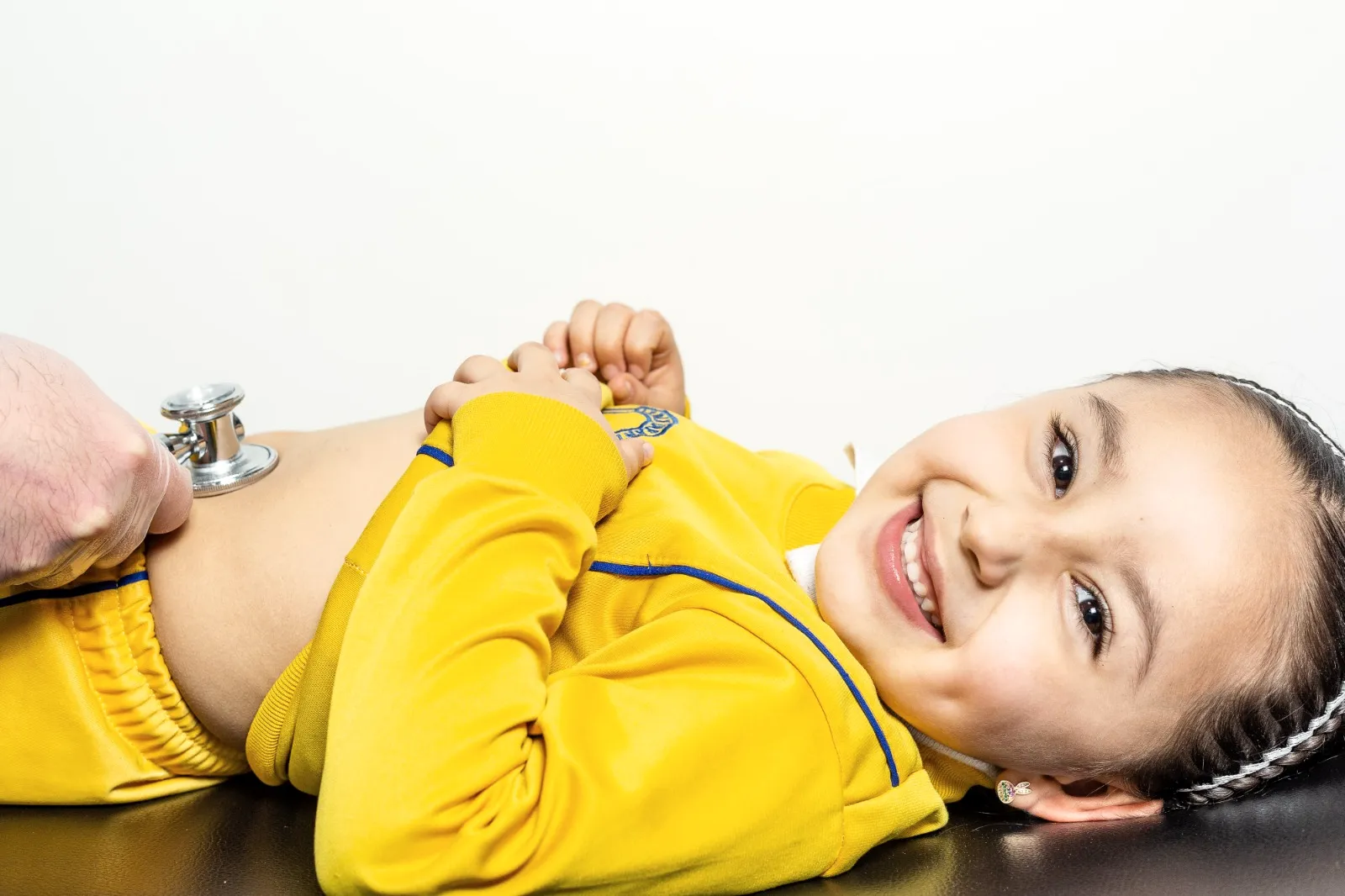 Una niña sonríe durante una consulta de medicina general en la sede
